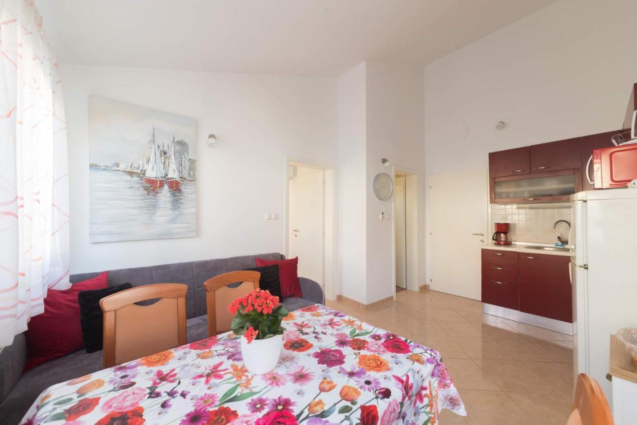 Apartmani Lenka Ugljan Exterior foto