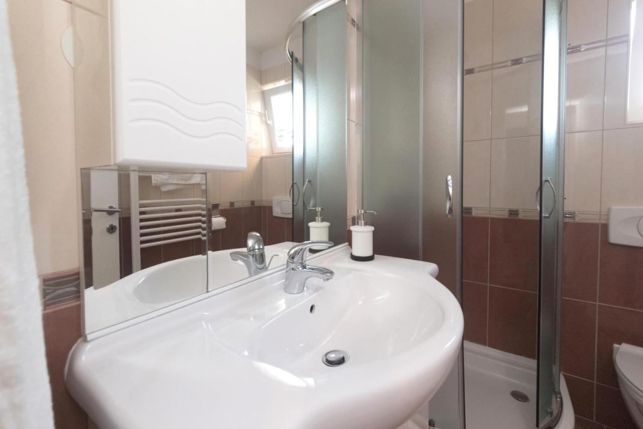Apartmani Lenka Ugljan Exterior foto