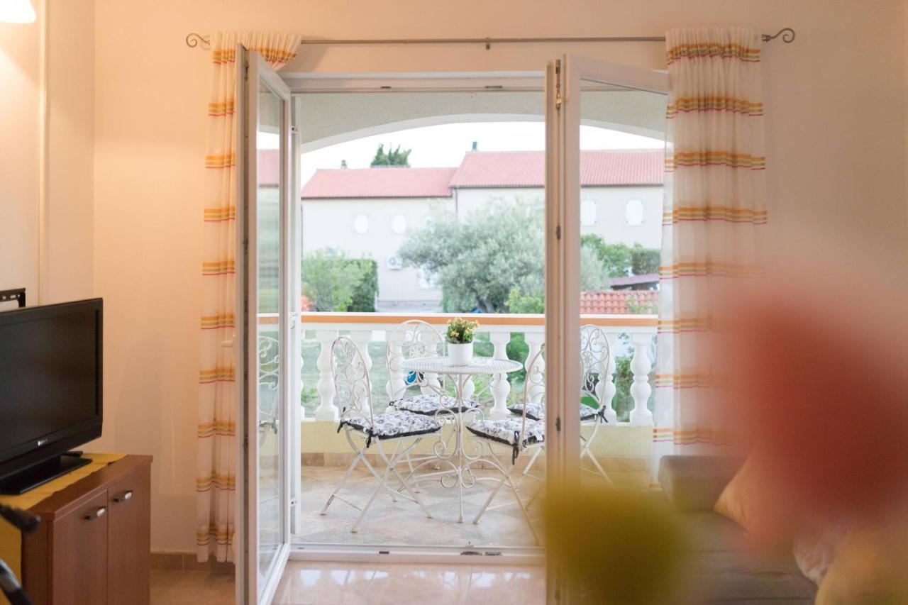 Apartmani Lenka Ugljan Exterior foto